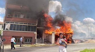 Çorlu'da Otluk Alanda Yangın: Bina Garajı Küle Döndü