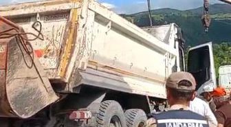 Ardahan'da Asfalt Kamyonu Devrildi: 2 Yaralı