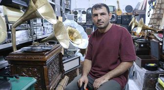 Adana'da gramofon ustası: Tarihin sesini tamir ediyorum