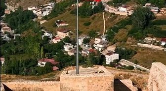 Bayburt Kalesi'ndeki Türk Bayrağı Yenilendi