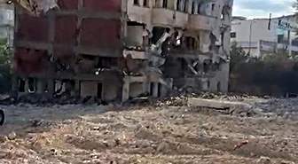 Elazığ'da 5 katlı bina tek dokunuşla yıkıldı