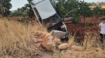 Şanlıurfa'da Otomobil Fıstık Ağacında Asılı Kaldı: 2 Yaralı