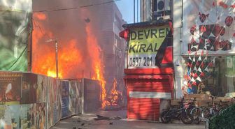 Kocaeli’de konteynerdeki yangın iki işletmeye sıçradı: Mahalleli sokağa döküldü