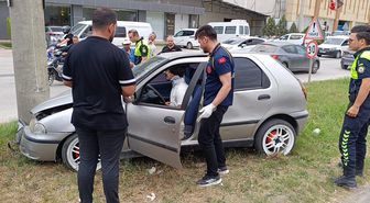 İnegöl'de Direğe Çarpan Otomobilde Sürücü Yaralandı