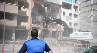 Malatya'da 3 katlı metruk bina iş makinesiyle yıkıldı