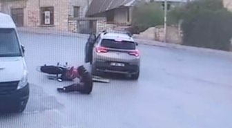 Mersin'de Motosiklet ile Otomobil Çarpıştı: Sürücü Yaralandı, Kaza Anı Kamerada