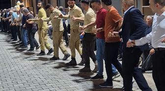 Yangından düğüne: Orman ekipleri alevleri söndürdü, halay çekti