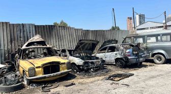 Bornova'da Otomobil Yangını: 4 Araç Kullanılamaz Hale Geldi