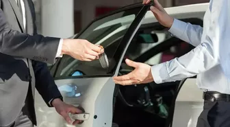 Otomotiv Pazarında 'Bekle-Gör' Dönemi: Zam mı, İndirim mi?