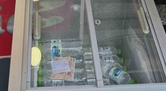 Düzce'de esnafa duygusal jest: Su alanlar para ve not bıraktı