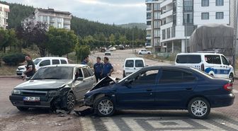 Boyabat'ta İki Otomobil Çarpıştı: 2 Yaralı