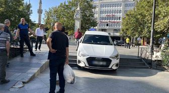 Merdivenlere saplanan otomobil çekiciyle kurtarıldı