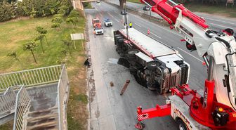 Gebze'de TIR Devrildi: D-100'de Trafik Aksamaları