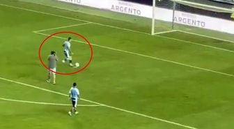Uçak kaçacak diye sahadan çekildiler! Rakip boş kaleye penaltı atıp kupayı kutladı
