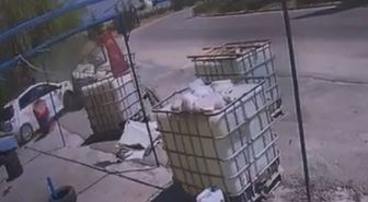 Eskişehir'de Kontrolden Çıkan Otomobil İş Yerine Girdi