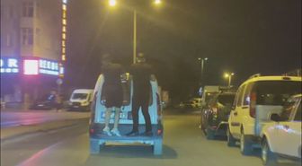 Zeytinburnu’nda Aracın Arkasına Tutunan 2 Kişinin Tehlikeli Yolculuğu Kamerada