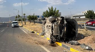 Cizre'de Kontrolden Çıkan Otomobil Direğe Çarptı: Sürücü Yaralandı