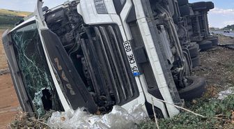Uzunköprü'de Buğday Yüklü Kamyon Devrildi: 1 Yaralı