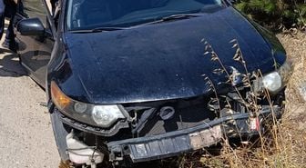 Dursunbey'de Trafik Kazası: Sürücü Sıkıştığı Araçtan Kurtarıldı