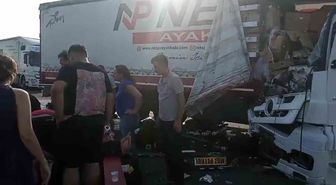 Emniyet şeridindeki tıra başka bir tır çarptı: 2 yaralı