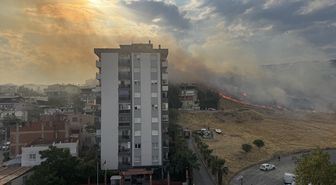 İzmir'de Otluk Yangını Kontrol Altına Alınmaya Çalışılıyor