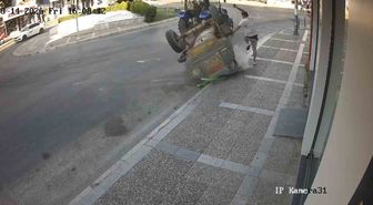 Traktörden kopan tanker yayaya çarpmadan devrildi