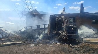 Azdavay'da yangın: Ahır, samanlık ve kamyon kül oldu
