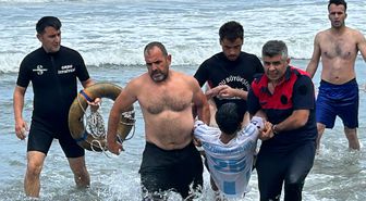 Ünye'de Yasağa Rağmen Denize Giren İki Kardeş Boğulmaktan Kurtarıldı