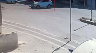 Manavgat'ta Motosiklet-Otomobil Çarpıştı: Kaza Anı Kamerada