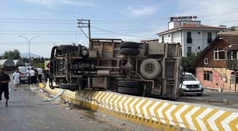 Serdivan'da Kamyon Devrildi: 1 Yaralı