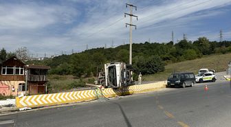 Adapazarı'nda Kamyonet Devrildi: 1 Yaralı