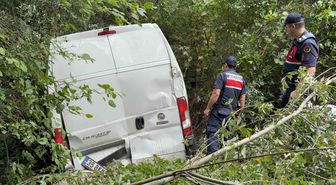 Kavak'ta Minibüs Şarampole Yuvarlandı: 2 Yaralı