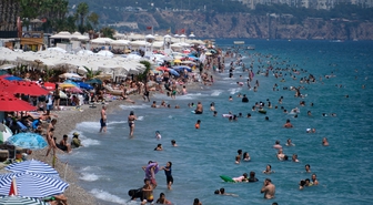 Antalya'da Hissedilen Sıcaklık 42 Derece: Sahile Akın