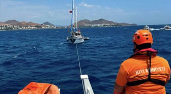 Bodrum'da makine arızası yapan tekne Turgutreis'e çekildi