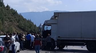 Bursa'da Kamyon Otomobile Çarptı: 1 Ölü, 2 Yaralı