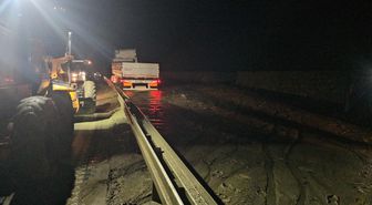 Sakaltutan Geçidi'nde Heyelan: Tır Bariyerlere Sıkıştı