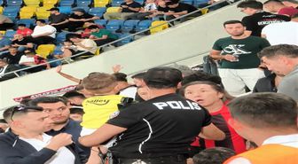 Gençlerbirliği-Fenerbahçe maçında formayı çıkartılan çocuğa tepki gösteren şüpheli gözaltına alındı