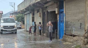 İslahiye'de Yaz Yağmuru Çocuklara Duş Keyfi Yaşattı