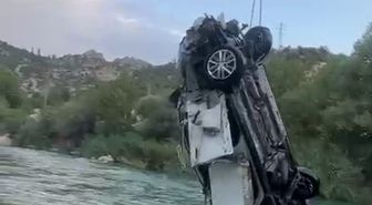 Adıyaman'da Kontrolden Çıkan Otomobil Köprüden Göksu Çayı'na Düştü: Araç Sudandan Çıkarıldı