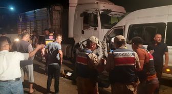 Erzin'de Servis-Tır Çarpışması: 1 Ölü, 14 Yaralı