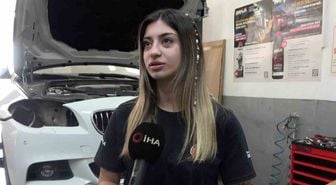 Bursa'da Oto Tamirhanesinde Bir İlk: 19 Yaşındaki Azra Ustalara Taş Çıkartıyor