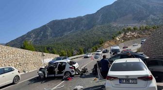 Antalya'da şerit ihlali zincirleme kazaya yol açtı: 4 yaralı