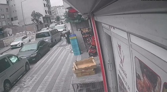 Sultangazi'de Motosikletli Gaspçı Kadının Çantasını Alamayınca Kaçtı