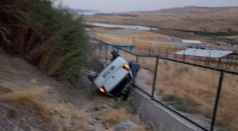 Adıyaman'da Otomobil Şarampole Yuvarlandı
