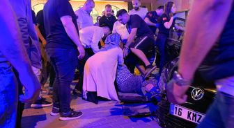 İnegöl'de Kontrolden Çıkan Otomobil Park Halindeki Araçlara Çarptı: Sürücü Yaralı, Annesi Baygınlık Geçirdi