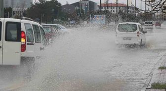 Erzincan'da Sağanak Ulaşımı Felç Etti