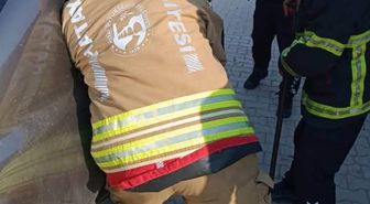 Hatay'da Araçta Kilitli Kalan Çocuk Kurtarıldı