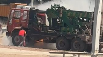 Viranşehir'de Park Halindeki Araç Alev Aldı: Petrol İstasyonu Çalışanları Faciayı Önledi