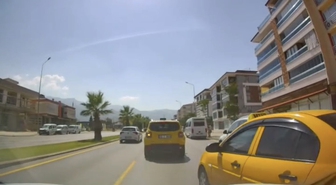 Taksi Şerit Değiştirdi, Kaza Son Anda Önlendi