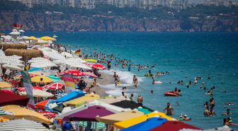 Antalya Mavi Bayrakta Dünya Birincisi, Ancak Deniz Kirliliği Tehdit Ediyor